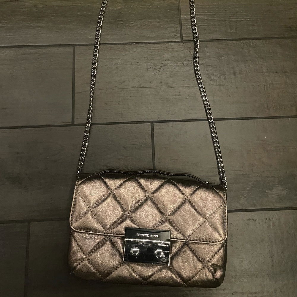 Slightly used michael kors crossbody bag.